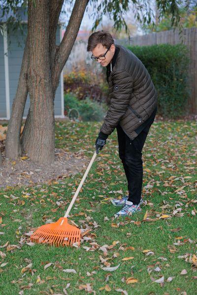 Hrable na lístie Strend Pro R132, 23 zubé, 42 cm, plastové, drevená násada 1500 mm, celková dĺžka 16