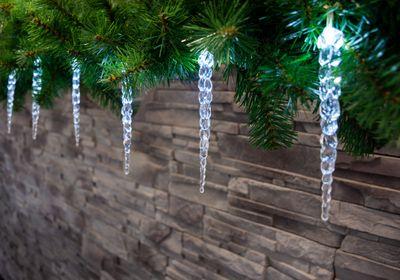 Reťaz MagicHome Vianoce Icicle, 12x LED studená biela, 12 cencúľov, 3xAA, IP44, exteriér, osvetlenie