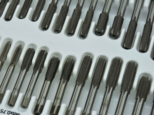 Sada závitníkov a závitových očiek 110- dielna v kazete M2-M18, GEKO 2