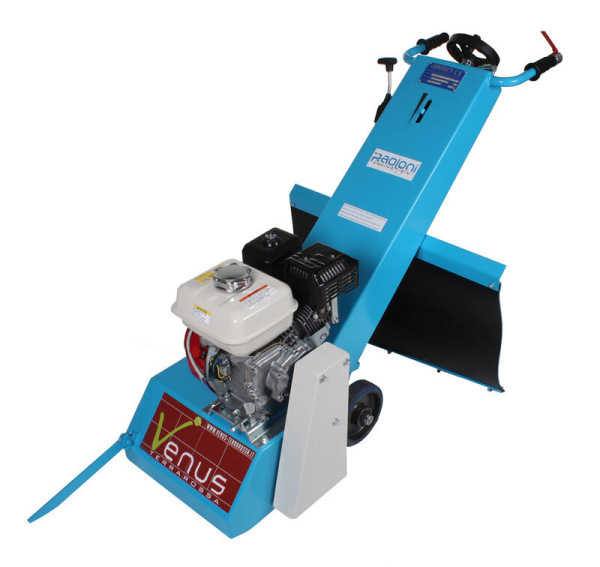 Venus benzínový stroj na regeneráciu antukových kurtov 1