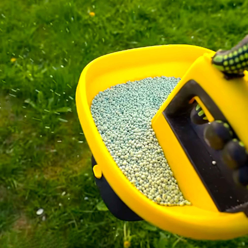 Akumulátorové rozmetadlo trávnikového semena a hnojív, objem 2,7 litra, GEKO 17