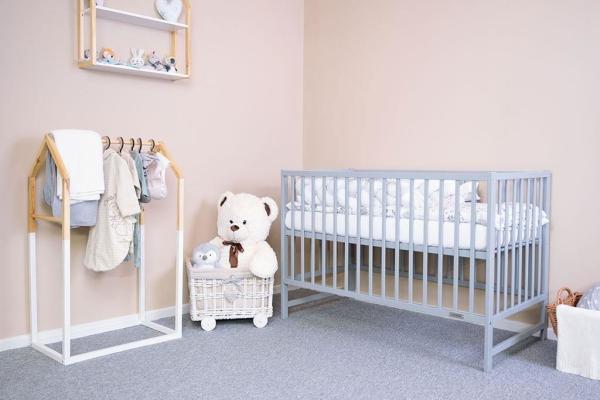 Detská postieľka New Baby BASIC so sťahovacou bočnicou sivá 2