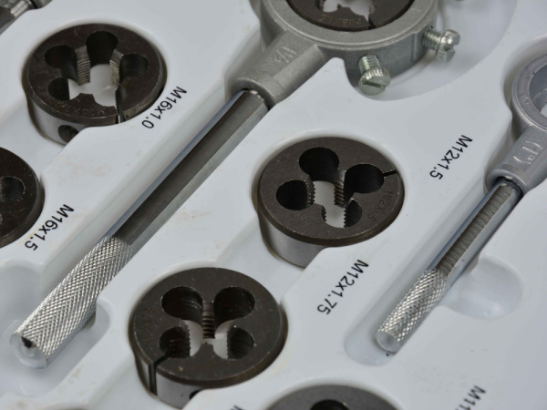 Sada závitníkov a závitových očiek 110- dielna v kazete M2-M18, GEKO 4