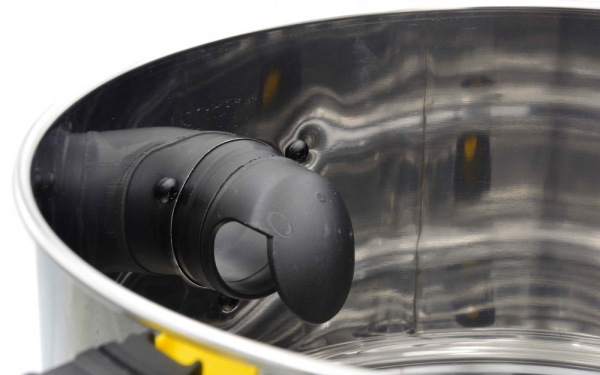 Vysávač priemyselný na sucho a na mokro 25l, so zásuvkou, s oklepom, 1800W, GEKO 16