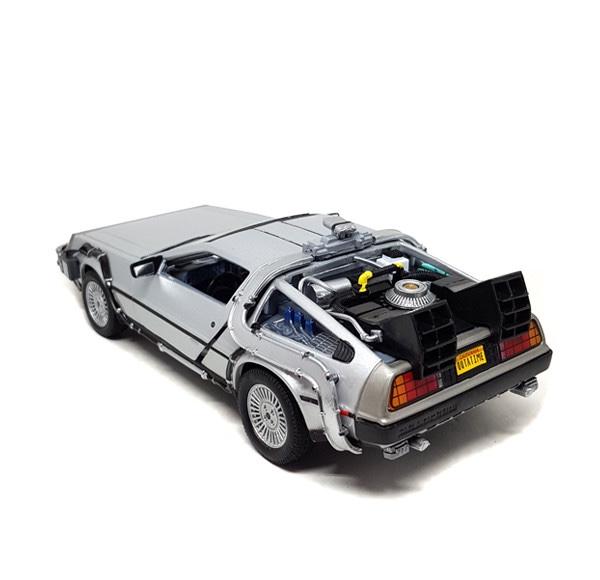 1:24 DeLorean Time Machine 1 2