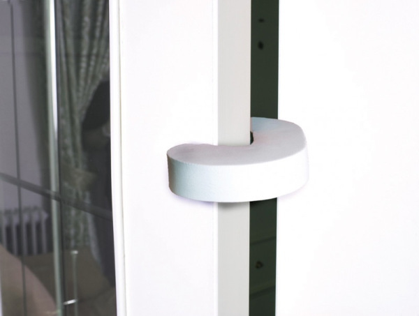 Ochrana proti privretiu prstov biela 1