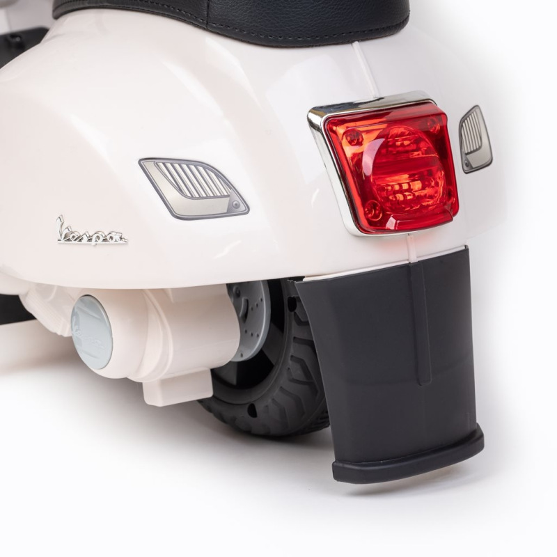 Detská elektrická motorka Baby Mix Vespa biela 5