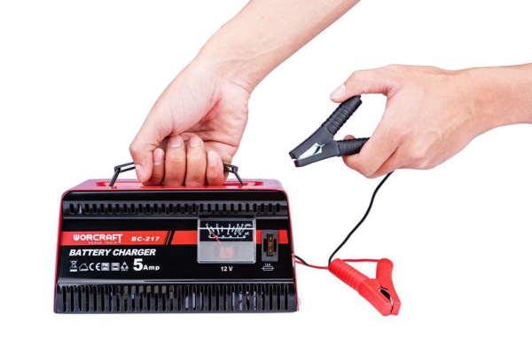 Nabíjačka Worcraft BC-217, 12V/230V, 5A, na autobatérie 4