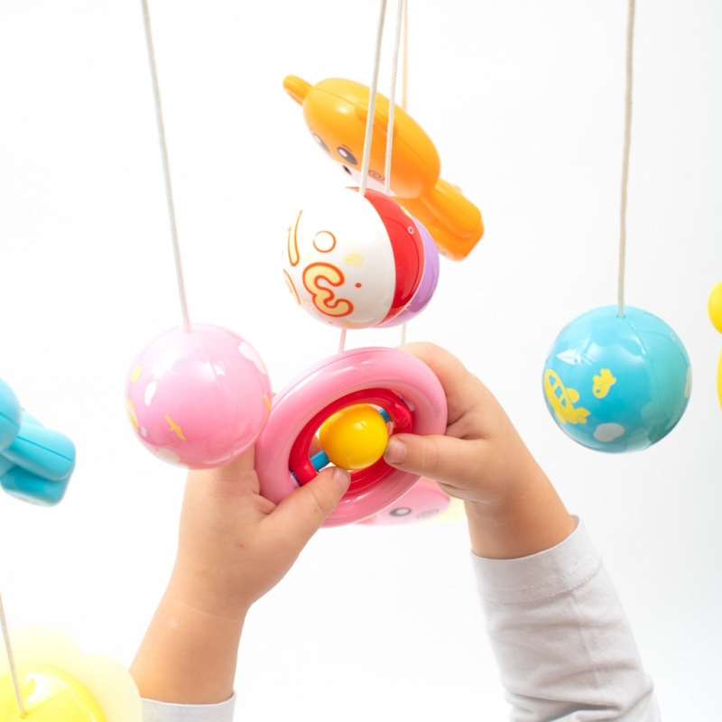 Kolotoč nad postieľku so svetelným projektorom Baby Mix červený 3