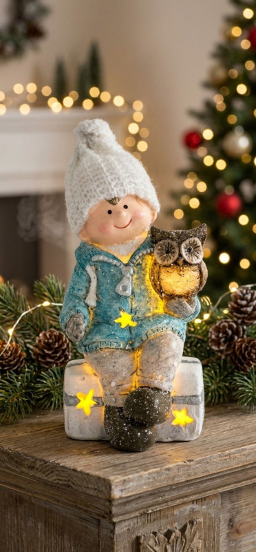 Postavička MagicHome Vianoce, Chlapček sediac na taburetke so sovičkou, 1 LED, polyresin, 10,5x10,5x 1