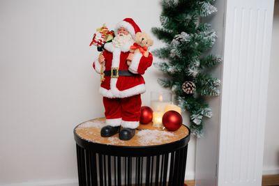 Dekorácia MagicHome Vianoce, Santa s darčekmi a medvedíkom, červený, 30 cm