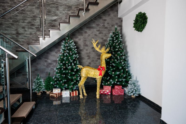 Stromček MagicHome Vianoce Albero, jedľa, zasnežené konce, so šiškami, 150 cm 1