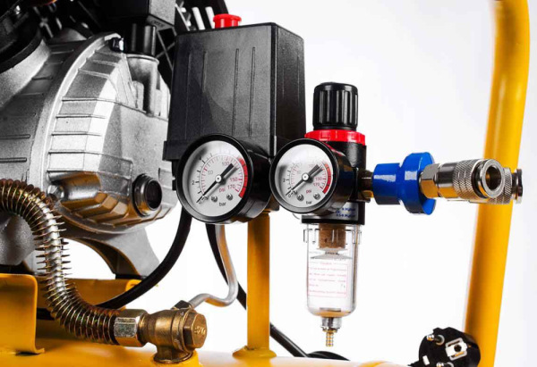 Kompresor olejový 2-piestový 2,2 kW, 440 l/min, 230V, vzdušník 50 litrov, HURAGAN 1